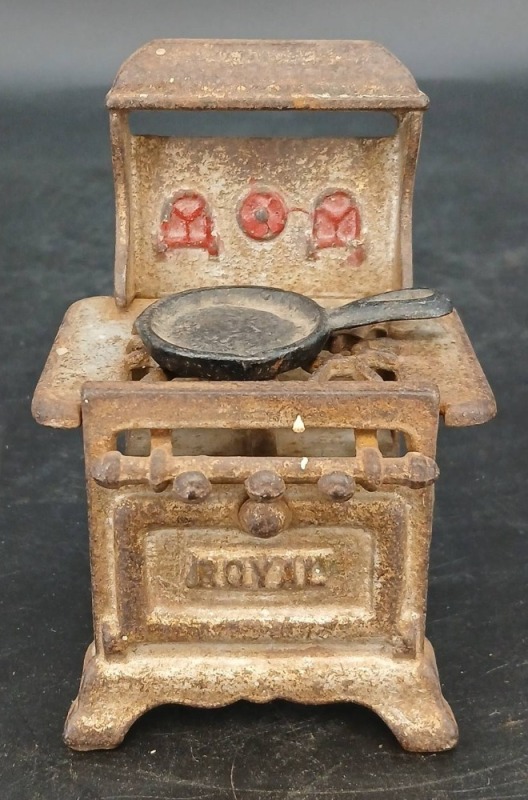 ROYAL Cast Iron Toy Stove With Skillet