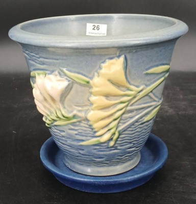 Roseville Pottery Freesia 670-5" Flower Pot w/saucer
