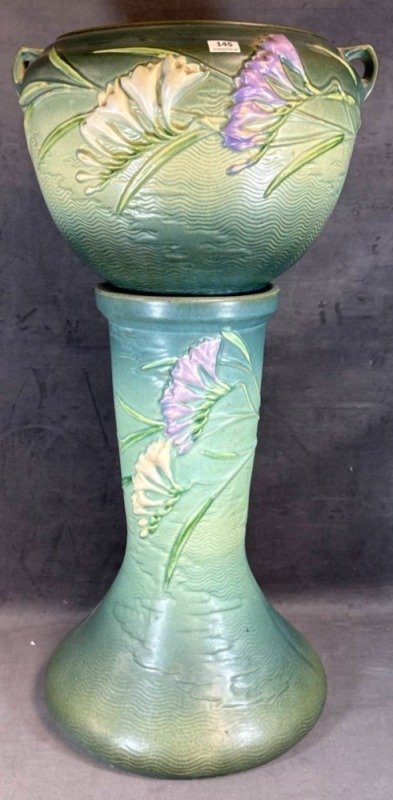 Roseville Freesia 669-8&acirc;&euro; Jardiniere and Pedestal, green
