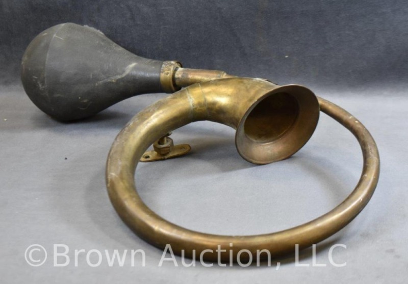 1920's brass car horn (rubber bulb split)