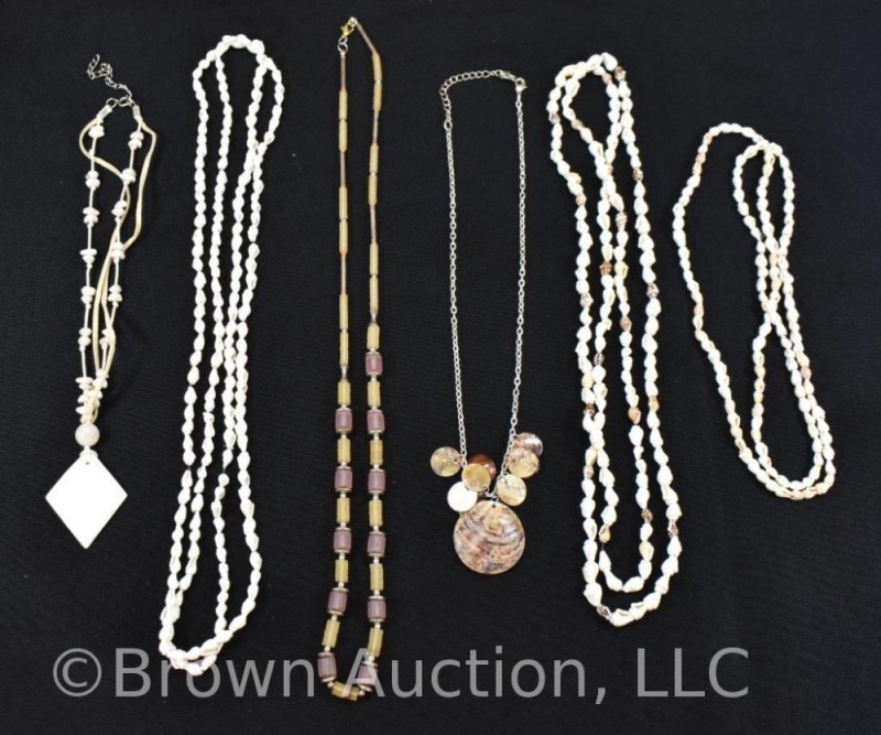 Assortment of jewelry incl. shell necklaces, etc.