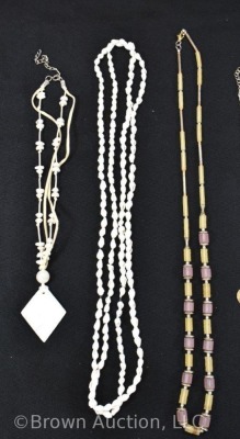 Assortment of jewelry incl. shell necklaces, etc. - 2