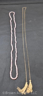 Assortment of costume jewelry - necklaces and bracelets - 9