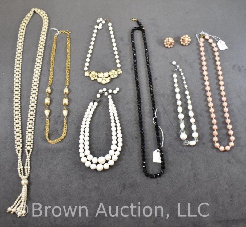 Assortment of necklaces incl. glass beads, faux pearl, pearls, etc.