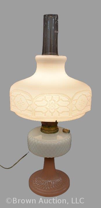 Aladdin elec. kerosene parlor lamp, Diamond Quilt pink and white base and 301 shade