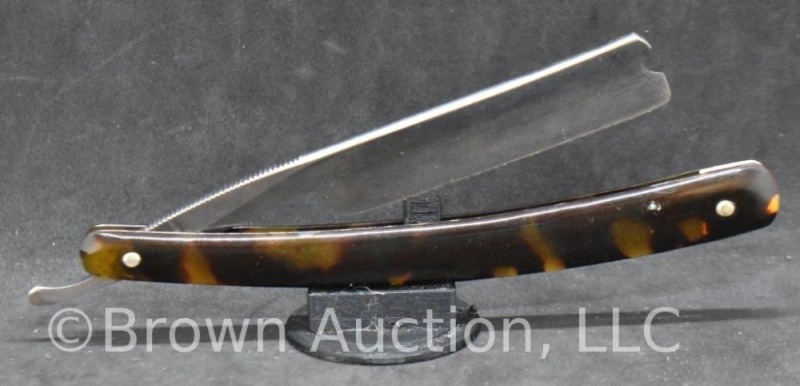 The JR Torrey Co. straight razor with tortoise shell scales