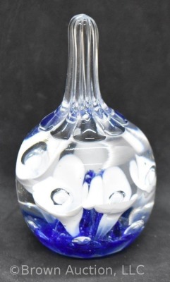 Art Glass Paperweight Ringholder with Bubble Flower Blue/white Design