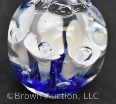 Art Glass Paperweight Ringholder with Bubble Flower Blue/white Design - 5