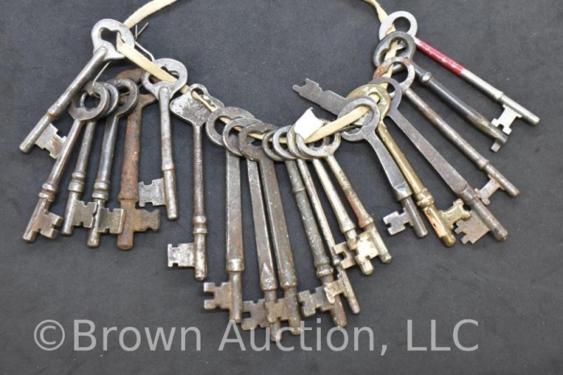 Assortment of 21 old curio and china cabinet skeleton keys