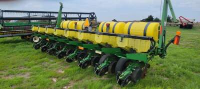 John Deere 1750 8 row planter - 2