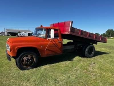 1963 International 1500 series dump truck w/ 12' steel bed