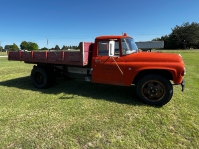 1963 International 1500 series dump truck w/ 12' steel bed - 18