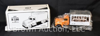 Winross 1957 International R-190 with Dry Goods Van, mib - 2