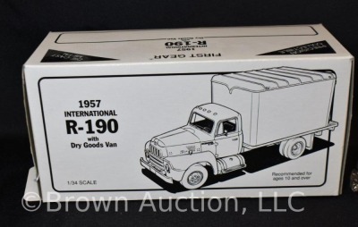 Winross 1957 International R-190 with Dry Goods Van, mib - 3