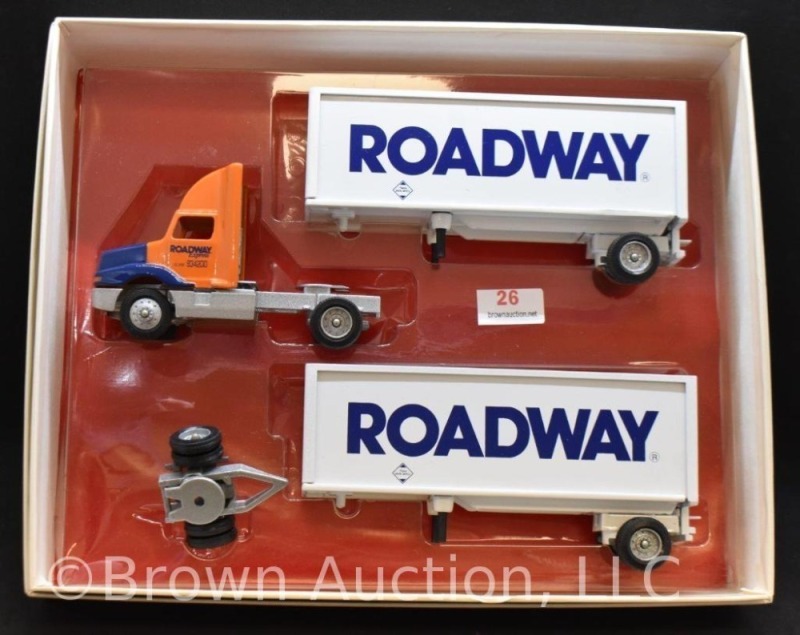 Winross Roadway Express tractor and double trailers, mib