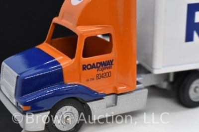 Winross Roadway Express tractor and double trailers, mib - 4