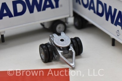 Winross Roadway Express tractor and double trailers, mib - 5