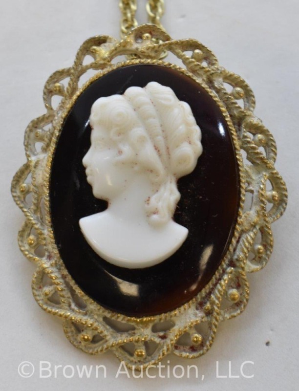 Victorian ivory Cameo on dark brown background brooch or necklace