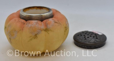 Mt. Washington melon-shaped sugar shaker, handpainted daisies - 7