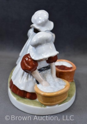 (2) Royal Bayreuth Sunbonnet Babies figurines - 5