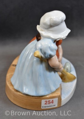 (2) Royal Bayreuth Sunbonnet Babies figurines - 10