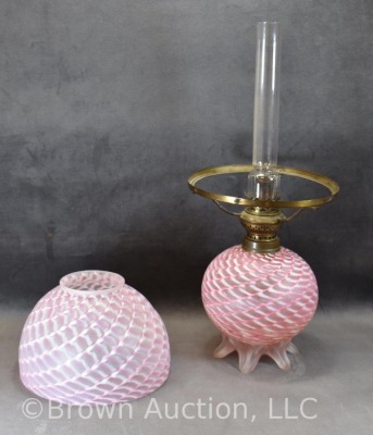 Art Glass 12" oil lamp, pink and white Trellis-like pattern - 5