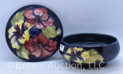 Mrkd. Moorcroft cobalt 5.5" round dia. powder box w/ lid - 2