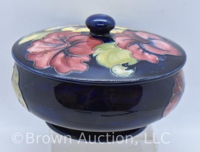 Mrkd. Moorcroft cobalt 5.5" round dia. powder box w/ lid - 4