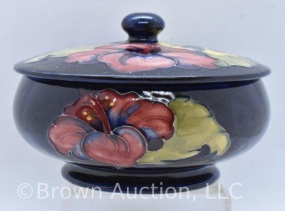 Mrkd. Moorcroft cobalt 5.5" round dia. powder box w/ lid - 5