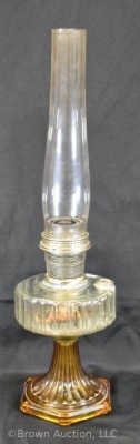 Aladdin Corinthian kerosene lamp, amber base/ clear font - 4