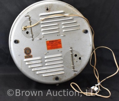 Advertising electric clock - Larro Feeds, 15" round dia. - lights and works! - 5