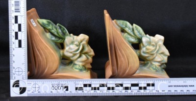 Pair of Roseville Gardenia 659 bookends, tan - 7