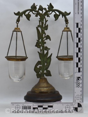 Victorian Ivy-patterned dbl. armed float lamp, 10" tall - 8