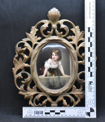 Small Framed KPM plaque, child peerng over, ornate brass framework - 8