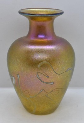 Signed Robert Held Art Gass 5.5" gold irid. vase w/ white opal. abstract - 4