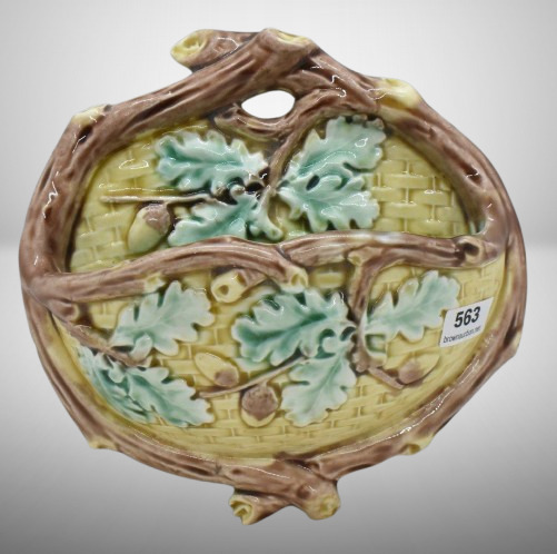 Majolica 6.25" wall pocket, basketweave and acorns