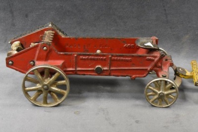 Cast Iron Arcade McCormick Deering mule-drawn manure spreader - 5