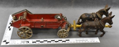 Cast Iron Arcade McCormick Deering mule-drawn manure spreader - 8