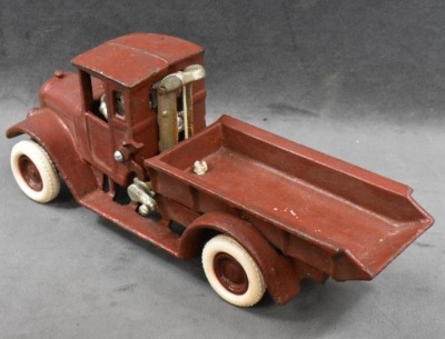 Cast Iron Arcade International Harvester dump truck w/ driver - 3