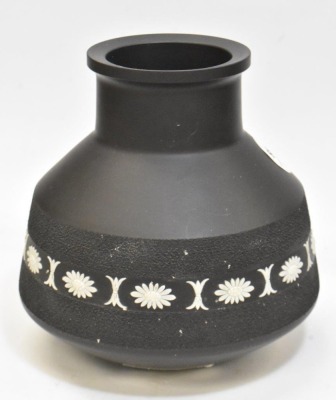 Wedgwood mid century modern Basalt 5.5" vase - 4