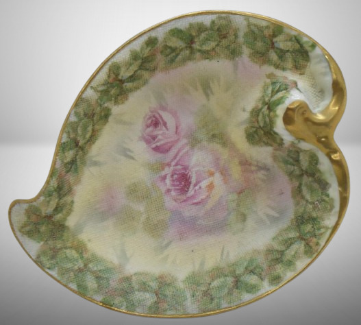 Mrkd. Royal Bayreuth Rose Tapestry 5" x 4" trinket dish