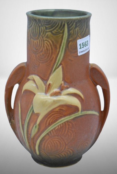 Roseville Zephyr Lily 130-6" vase, brown