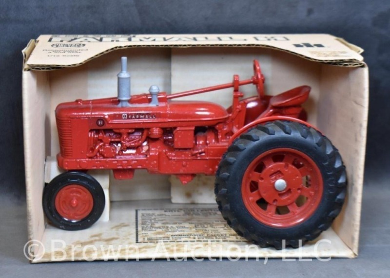Ertl Farmall H die-cast tractor, 1/16 scale, original box