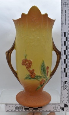 Roseville Bittersweet 885-10" vase, yellow - 3