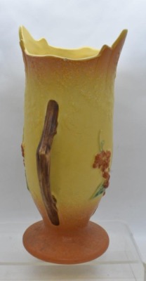 Roseville Bittersweet 885-10" vase, yellow - 4