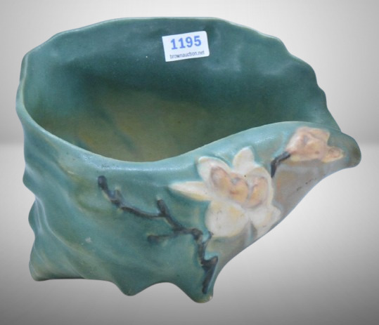 Roseville Magnolia 453-6" conch shell, green