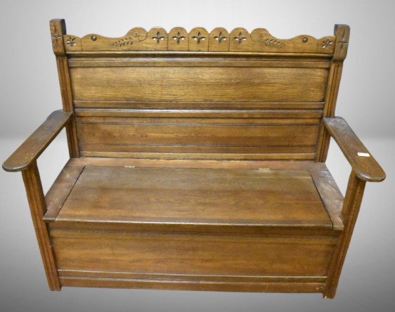 Large Oak hall seat w/ lift lid, carved crest