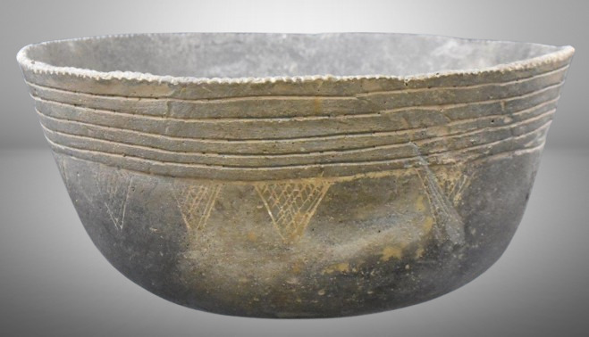 Pre-Columbian Native American incised bowl, 3.5" x 7.5"