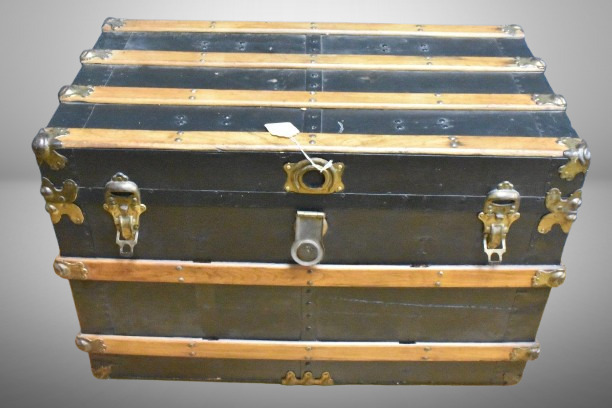 Flat top steamer trunk w/ inside drawer