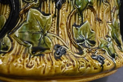 Palissy Ware Art Nouveau planter, climbing Ivy and berries w/ black lizard handles - 6